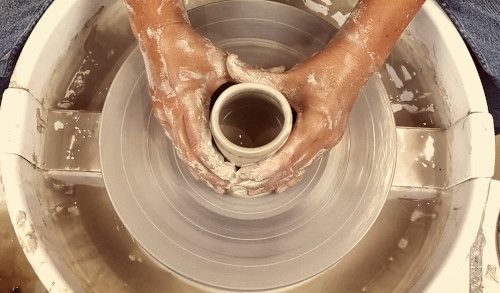 Initiation au tournage de poteries : bien démarrer sur le tour